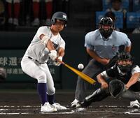 ６回、２点適時打を放つ天理・大塚弘登（撮影・飯室逸平）
