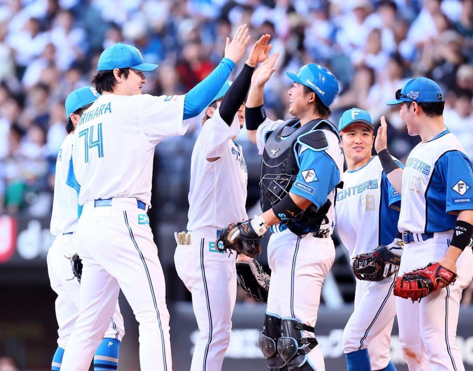 　完封勝利を挙げ、ナインとタッチを交わす有原（左）＝撮影・中島達哉