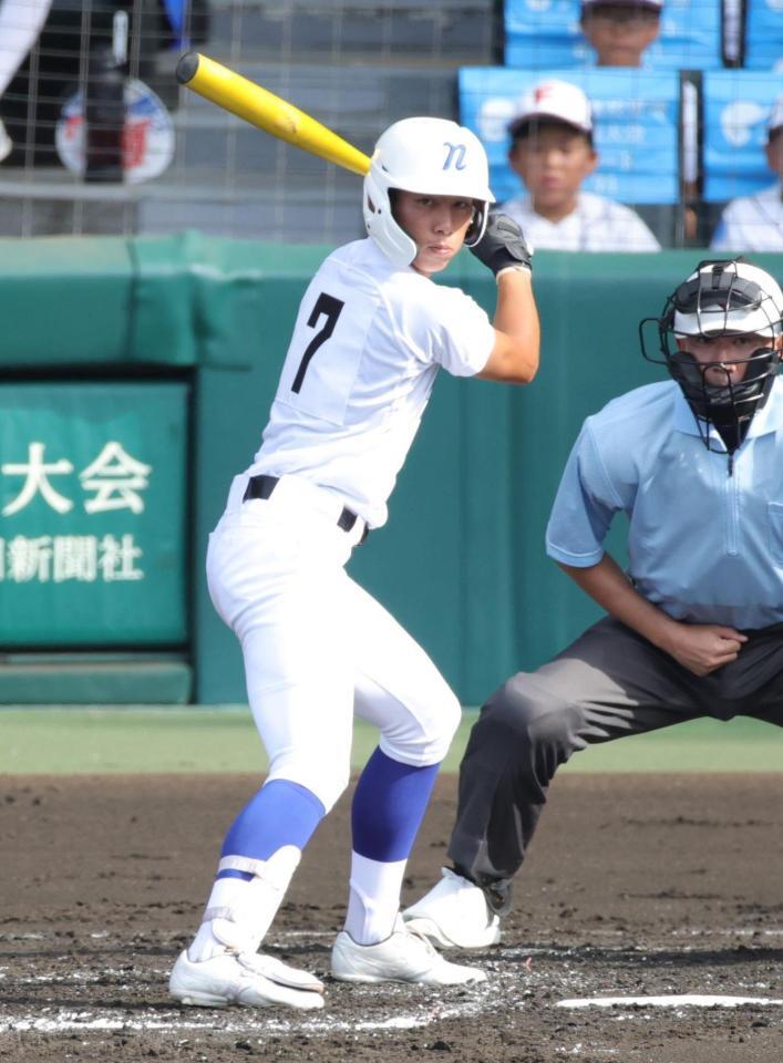 打席に立つ新田・加納健翔（撮影・坂部計介）