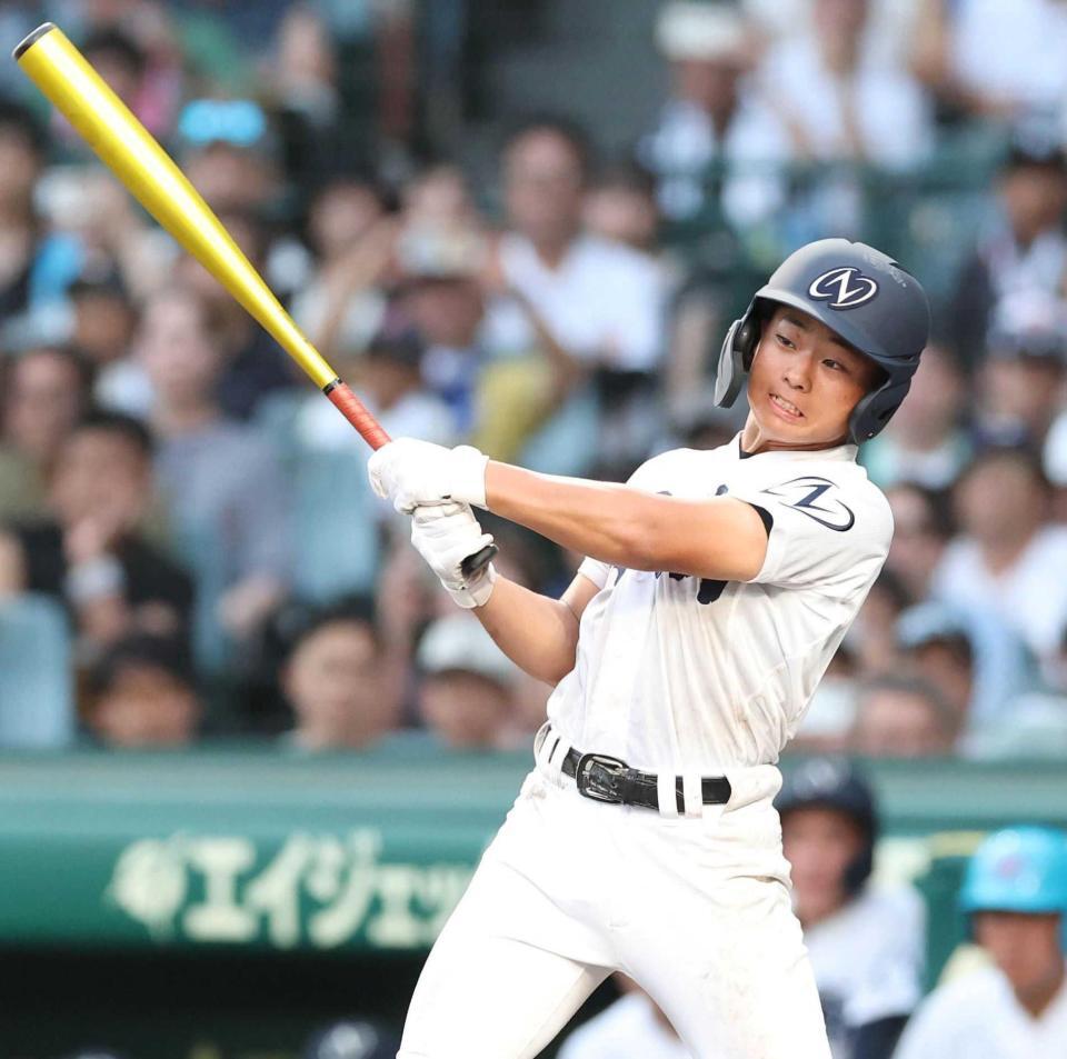 １０回、サヨナラ打を放つ鳴門渦潮・山本飛佑雅（撮影・中田匡峻）