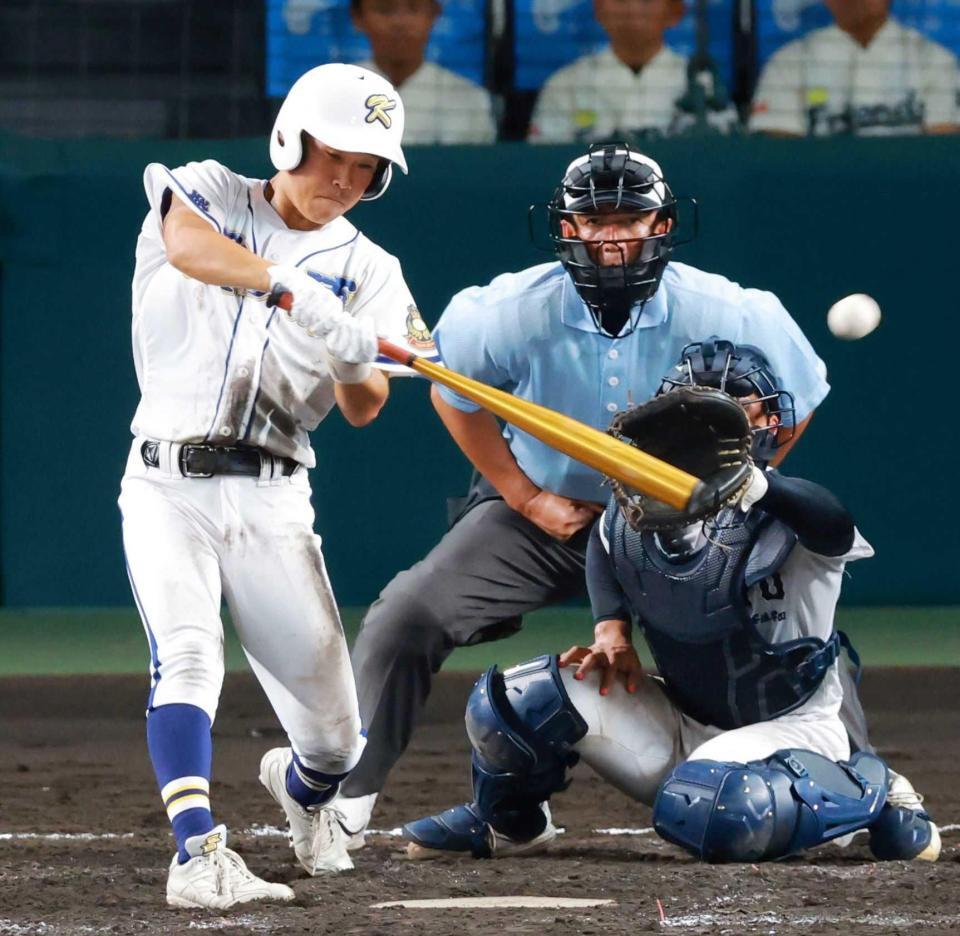 　５回、勝ち越しの２点二塁打を放つ村上（撮影・石湯恒介）