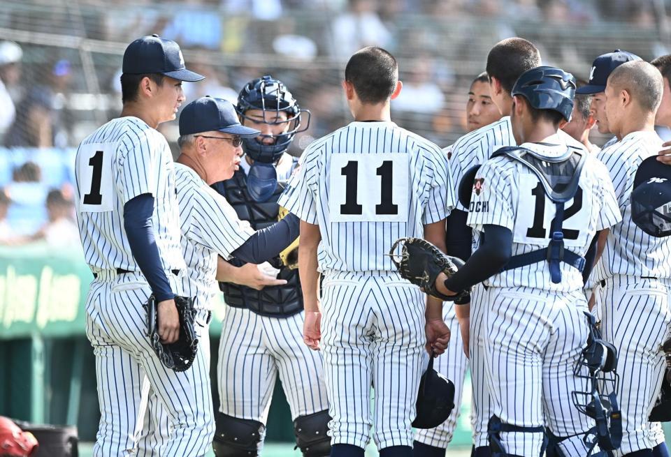 ３回、円陣を組みナインにアドバイスをする明徳義塾・馬淵史郎監督（左中央）＝撮影・開出牧
