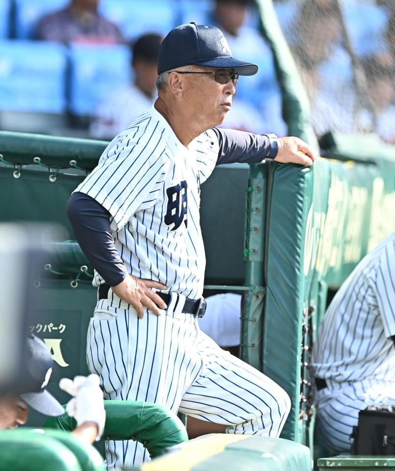 ベンチで戦況を見守る明徳義塾・馬淵史郎監督（撮影・開出牧）
