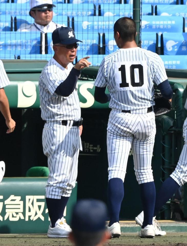 ３回を投げ終えた明徳義塾・藤本優善（右）に声をかける明徳義塾・馬淵史郎監督（撮影・高部洋祐）