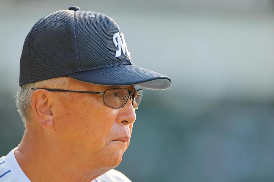 グラウンドを見つめる明徳義塾・馬淵監督