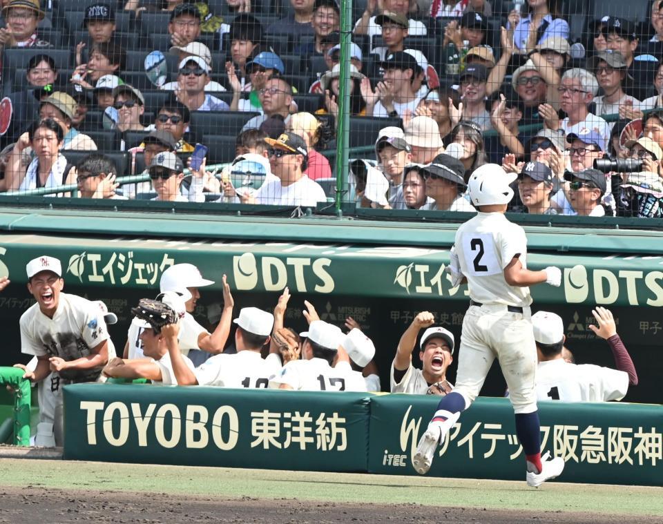 ７回、同点にわく日南学園ナイン（撮影・高部洋祐）