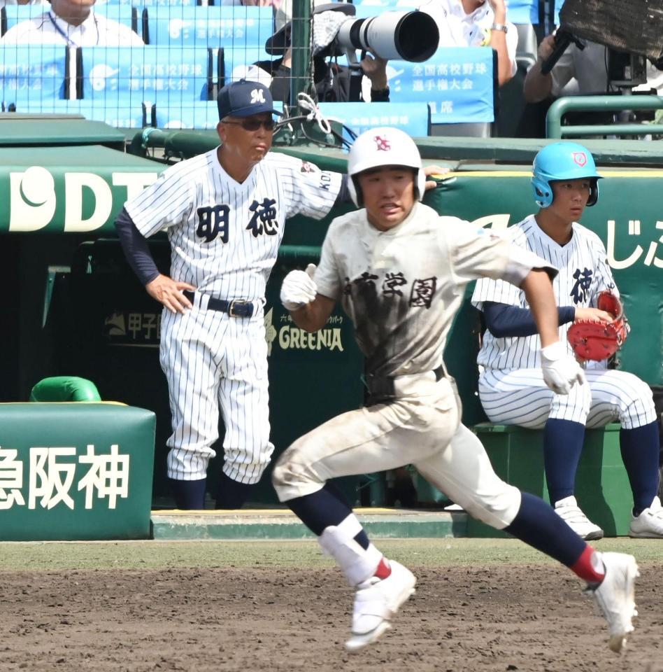 ９回、日南学園・豊丸蒼大（手前）のサヨナラ打を見つめる明徳義塾・馬淵史郎監督（撮影・高部洋祐）