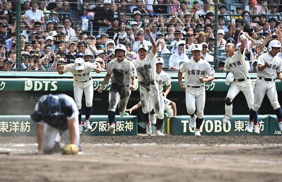 ９回、豊丸蒼大の左前適時打でサヨナラ勝ちし喜びを爆発させる日南学園ナイン（撮影・開出牧）