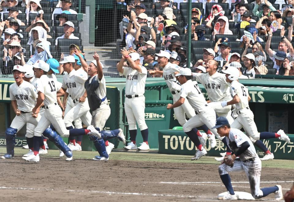 サヨナラ勝利を喜ぶ日南学園ナイン（撮影・高部洋祐）