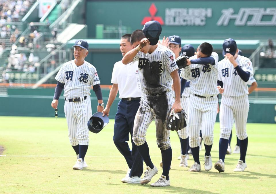 初戦で敗退し引き揚げる馬淵史郎監督（左後方）ら明徳義塾ナイン（撮影・開出牧）