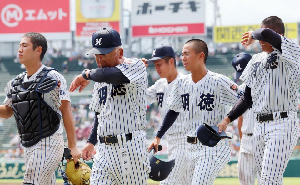 日南学園に敗れた明徳義塾・馬淵監督（左から２人目）