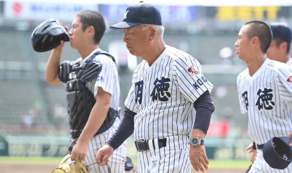 初戦で敗退し引き揚げる馬淵史郎監督（手前）ら明徳義塾ナイン（撮影・開出牧）