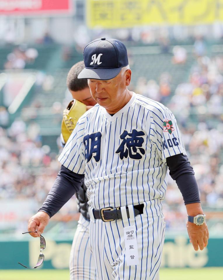 日南学園に敗れ、グラウンドを後にする明徳義塾・馬淵監督