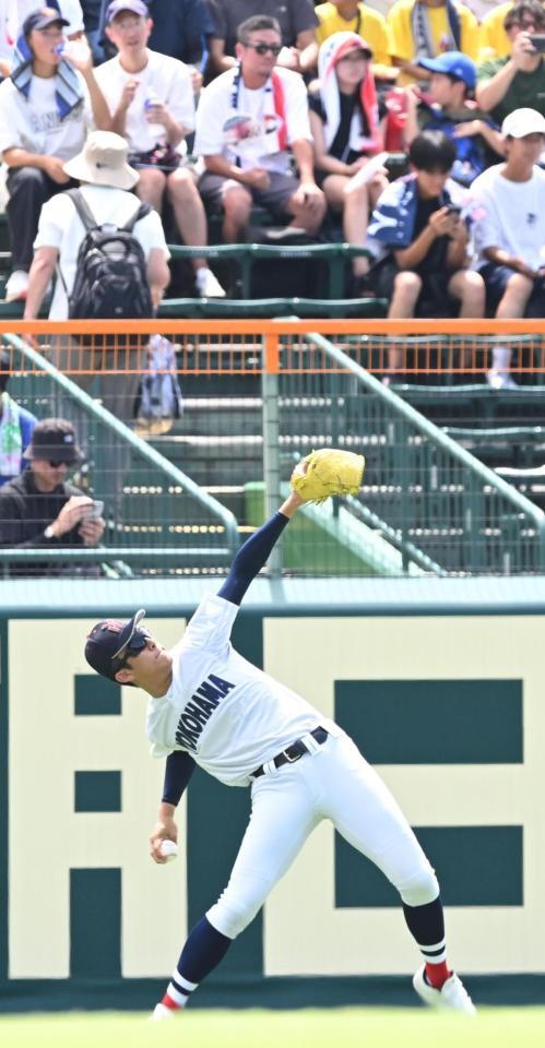 試合前、遠投する横浜・織田翔希（撮影・高部洋祐）