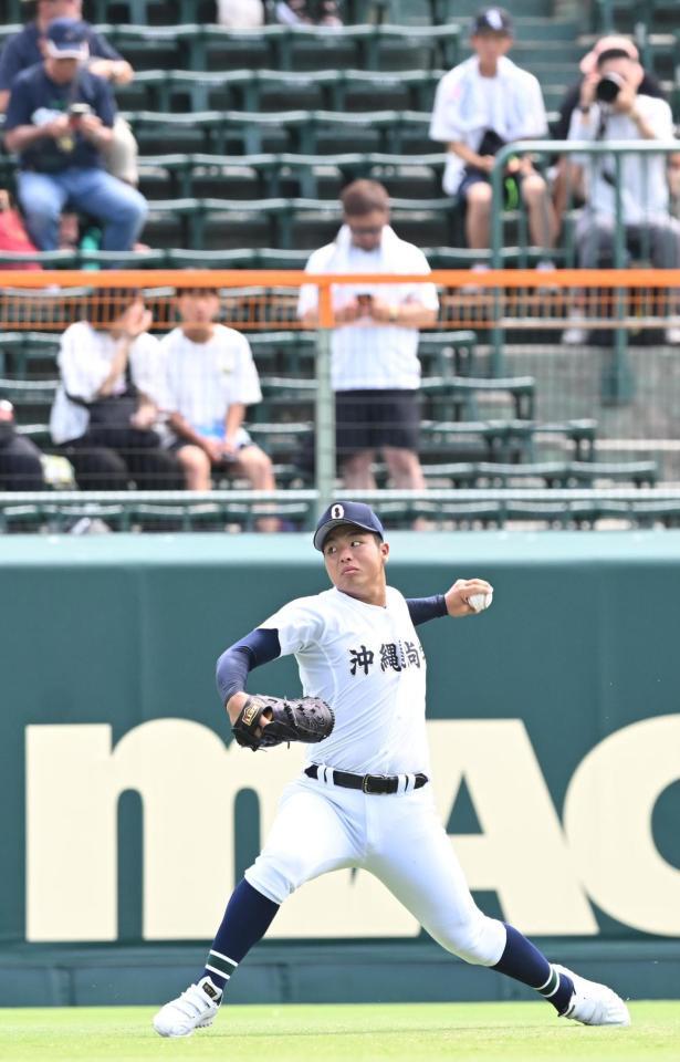 試合前、キャッチボールする沖縄尚学・末吉良丞（撮影・高部洋祐）
