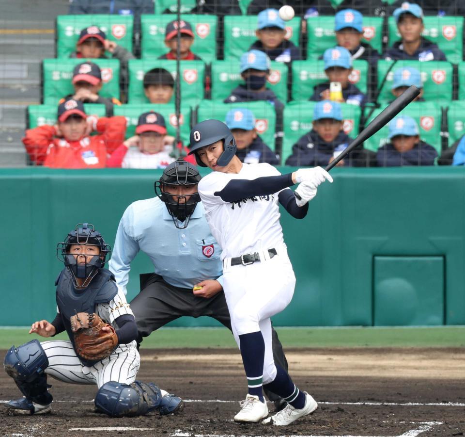 ３回、センターへ先制適時二塁打を放つ沖縄尚学・仲間夢祈＝３月