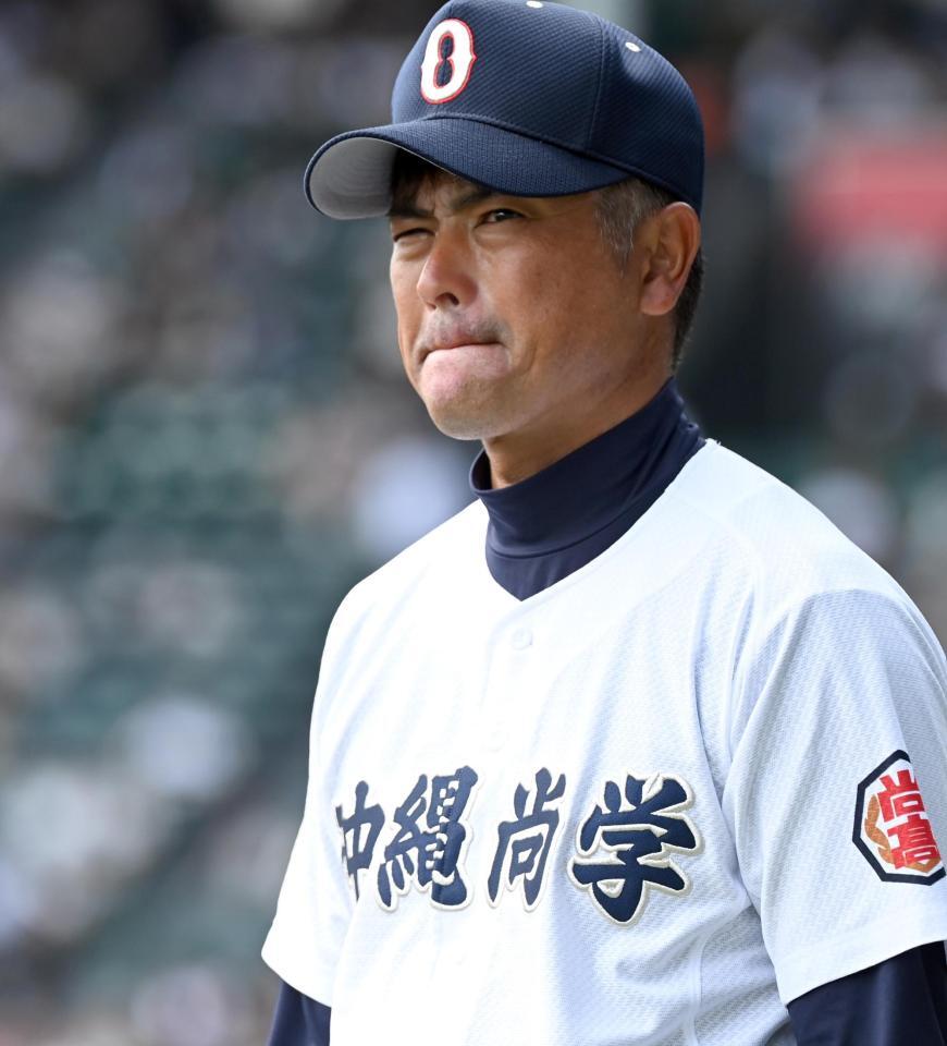 試合前、練習を見つめる沖縄尚学・比嘉監督