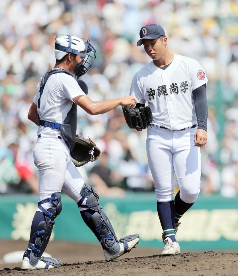 ３回表、ピンチを迎えマウンドで捕手山川と話す沖縄尚学・末吉