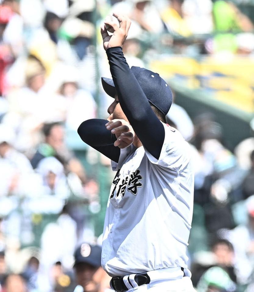 ３回、江坂佳史に中前適時打を打たれ汗を拭う沖縄尚学・末吉良丞（撮影・開出牧）