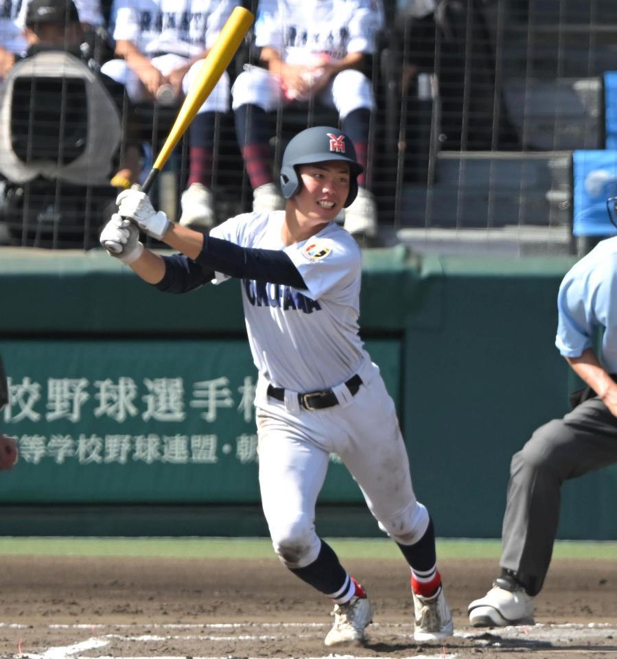 ６回、適時打を放つ横浜・川上慧（撮影・飯室逸平）