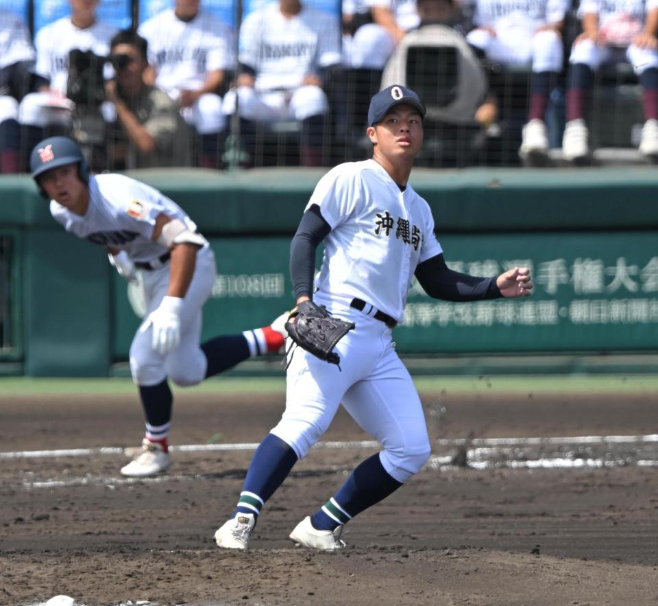 ２回、横浜・千島大翼に適時三塁打を許す沖縄尚学・末吉良丞（撮影・飯室逸平）