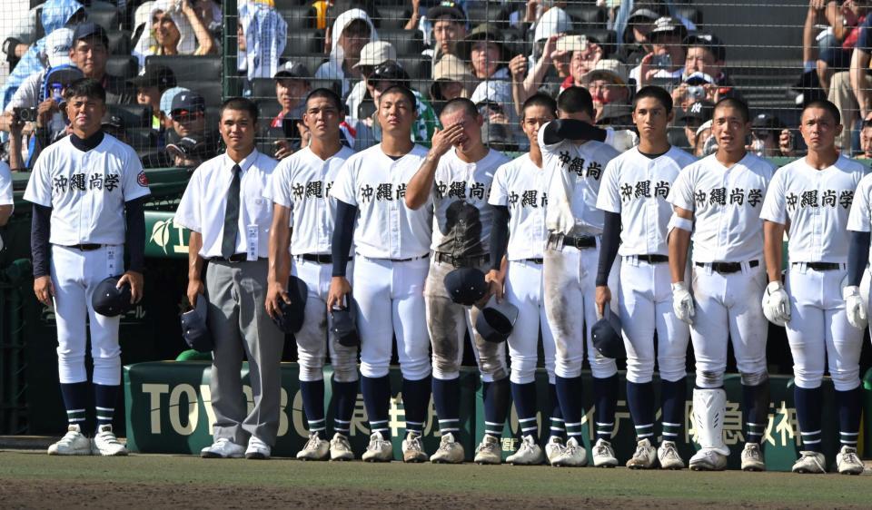 ベンチ前に整列し、横浜の校歌を聴く沖縄尚学ナイン（撮影・飯室逸平）