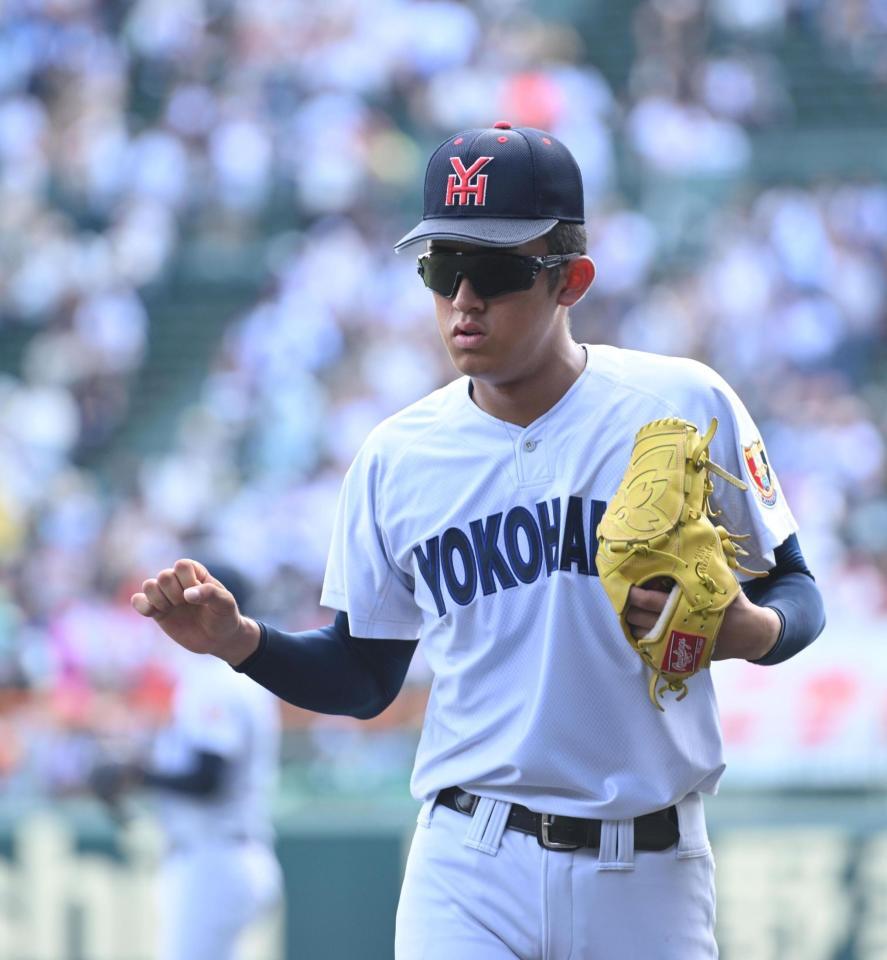 サングラス姿でブルペンに登場した横浜・織田翔希（撮影・開出牧）