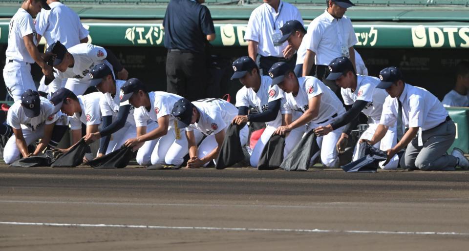 甲子園の土を集める沖縄尚学ナイン（撮影・飯室逸平）