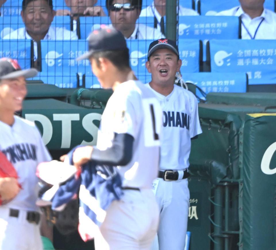 ９回、登板を終えた織田翔希に声をかける横浜・村田監督（撮影・飯室逸平）