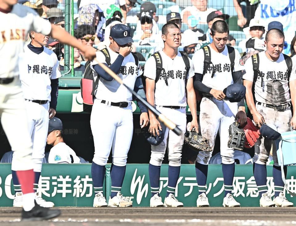 試合後、ベンチ前に整列し目頭を押さえる沖縄尚学・末吉良丞（右から４人目）＝撮影・開出牧