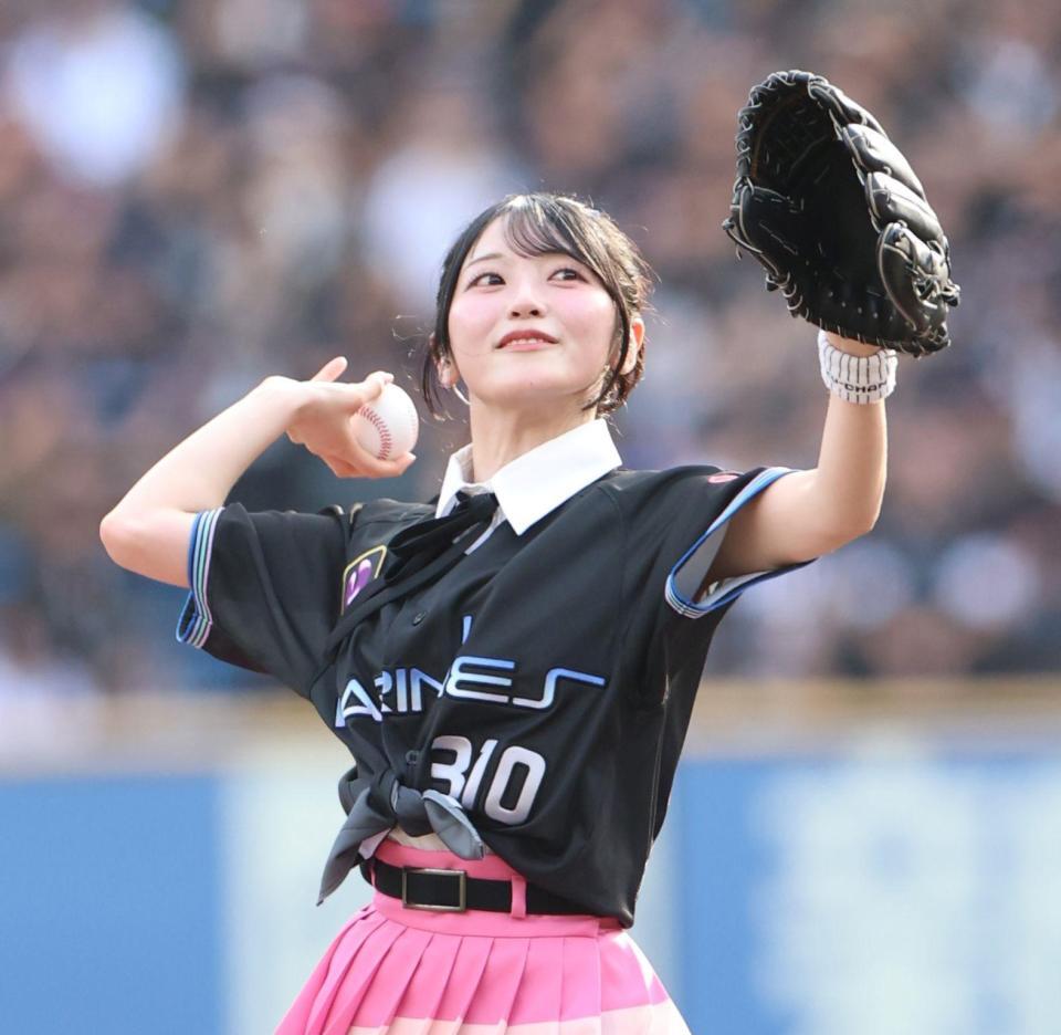 セレモニアルピッチで投げるＡＫＢ４８・佐藤綺星（撮影・伊藤笙子）