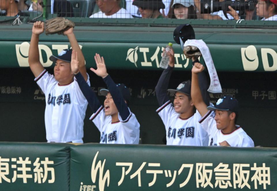 ６回、追加点に沸く高川学園ナイン（撮影・飯室逸平）