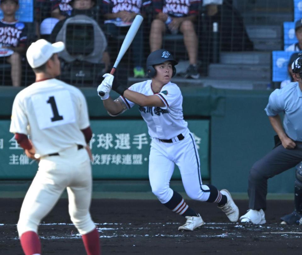 ２回、先制犠飛を放つ高川学園・田中良典（撮影・飯室逸平）