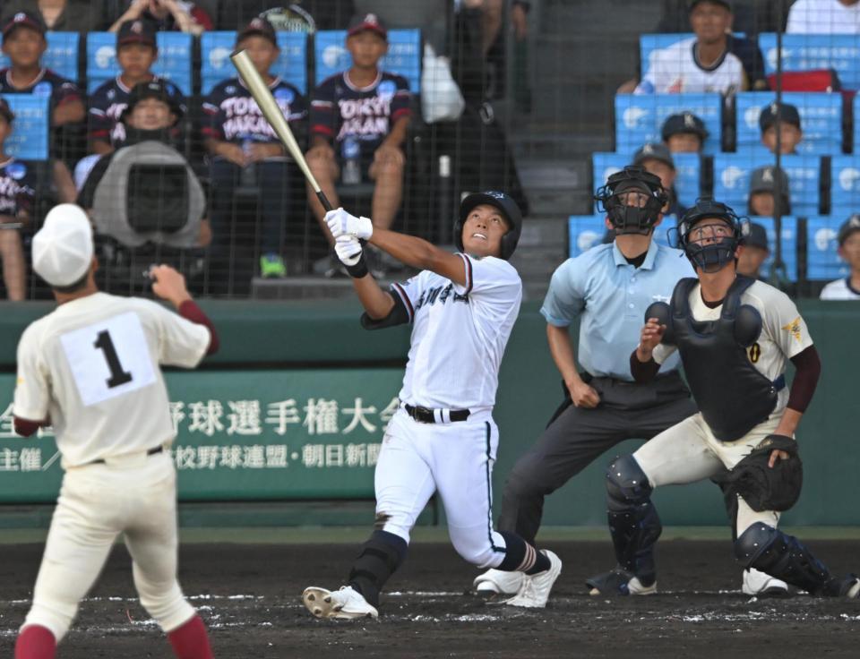 ５回、適時打を放つ高川学園・吉田唯人（撮影・飯室逸平）