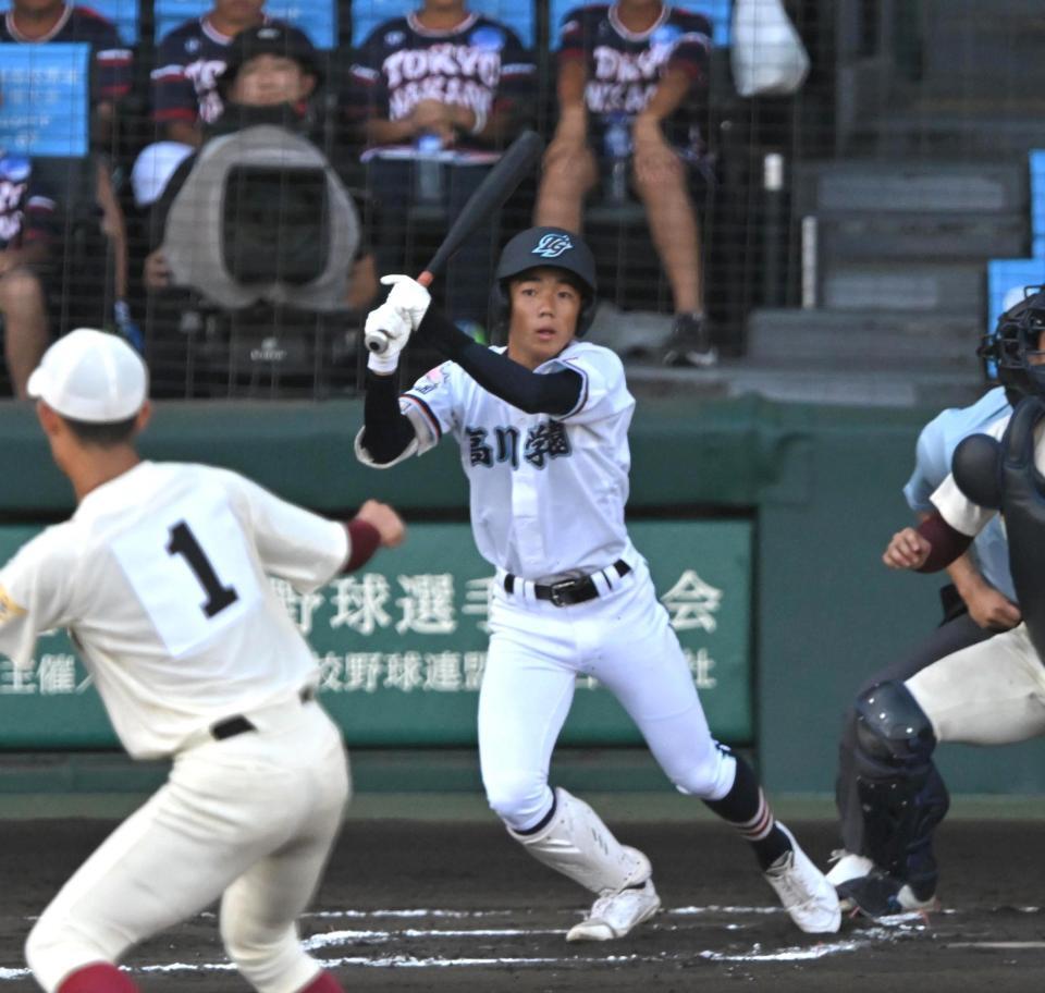 ６回、適時打を放つ高川学園・開原荘太（撮影・飯室逸平）