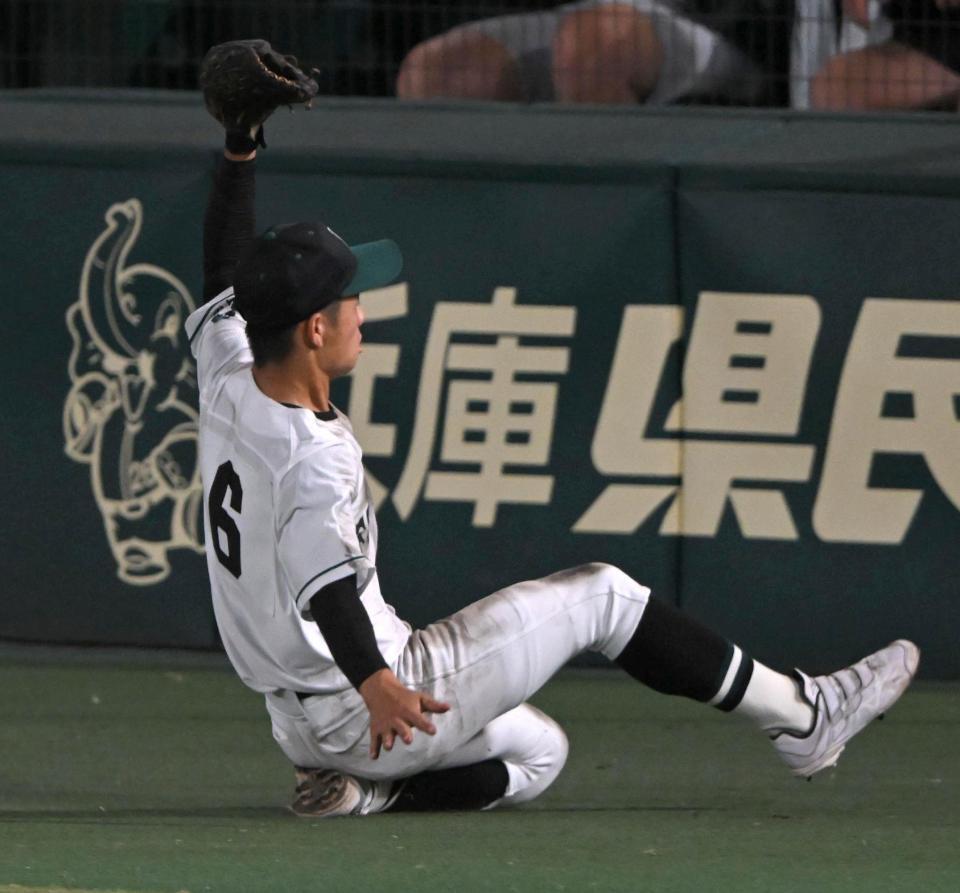 ５回、天理・田畑龍二の邪飛を好捕する福山・福島悠杏（撮影・飯室逸平）