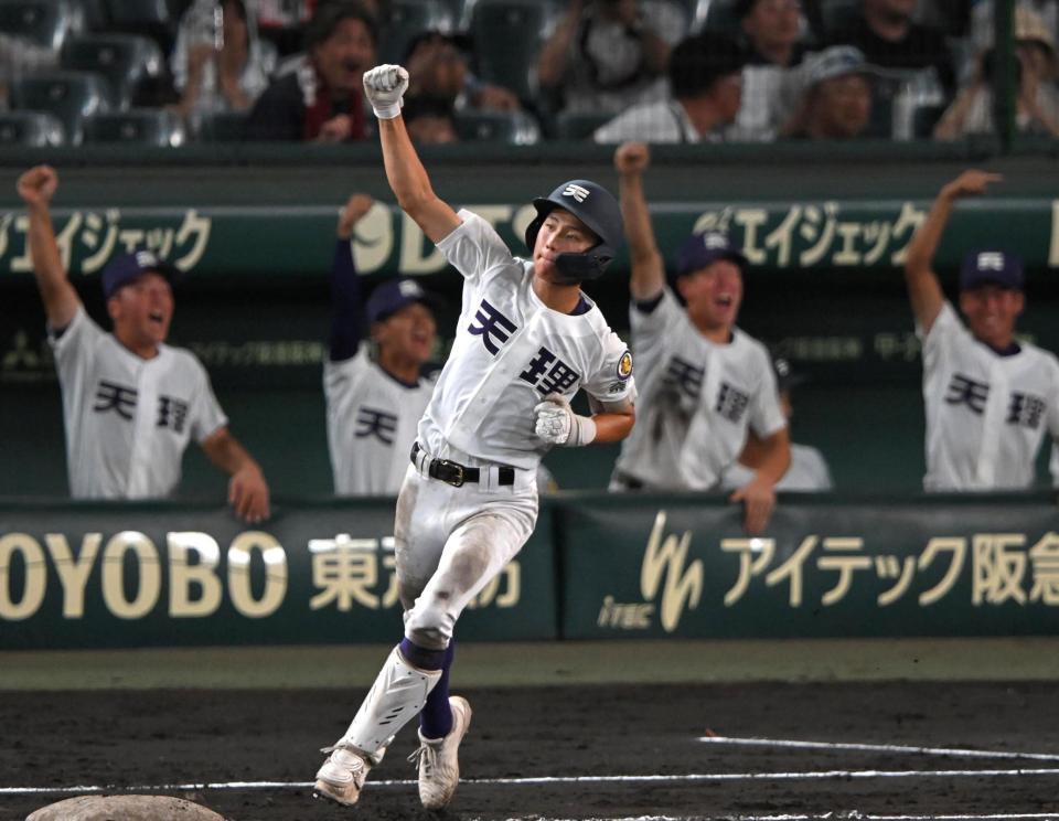 ４回、先制ソロを放つ天理・金本相有（撮影・飯室逸平）