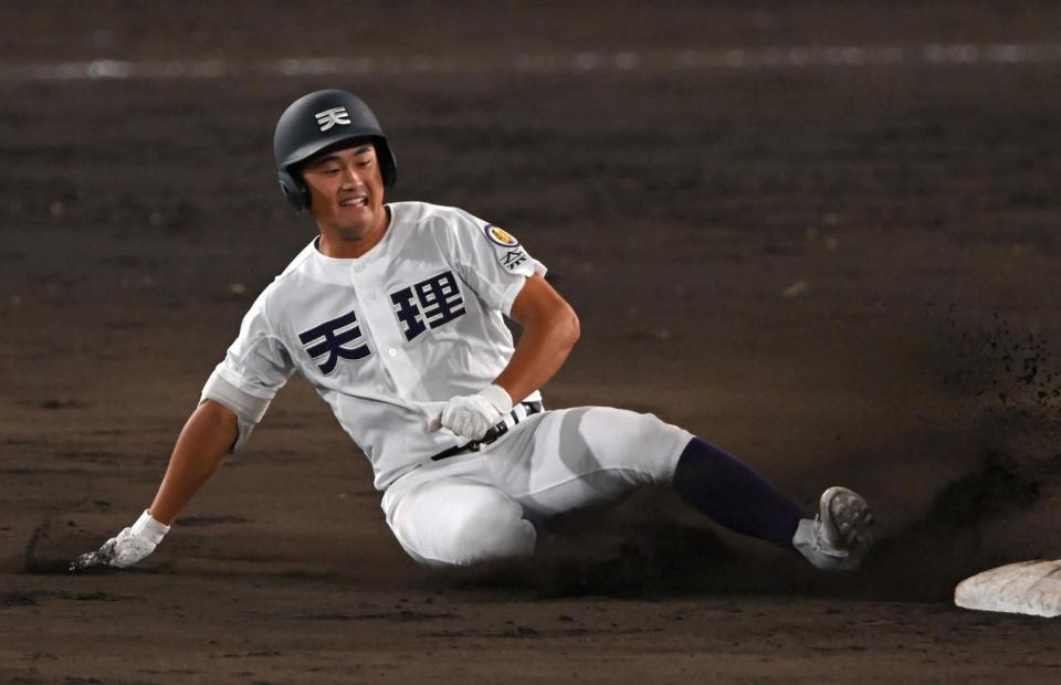 ６回、２点適時打を放ち、二塁に滑り込む天理・大塚弘登（撮影・飯室逸平）