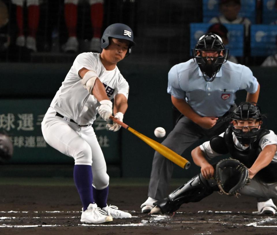 ６回、２点適時打を放つ天理・大塚弘登（撮影・飯室逸平）