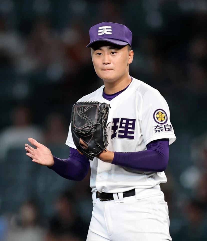 完投勝利を飾り喜ぶ天理・長尾亮大（撮影・山口登）