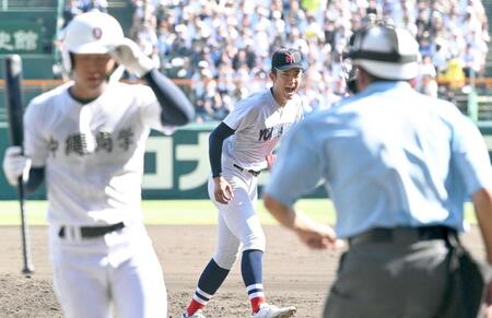 　７回、仲村（左）を三振に仕留め、雄たけびを上げる横浜・織田（撮影・高部洋祐）