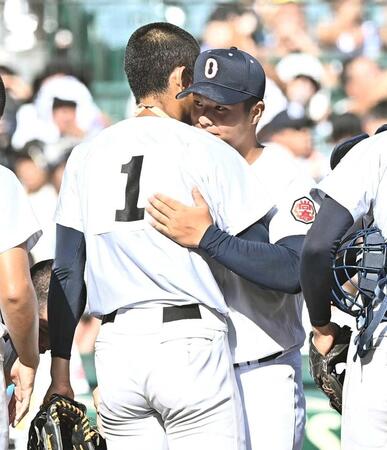 　試合後に横浜・織田（左）と抱き合う沖縄尚学・末吉（撮影・開出牧）