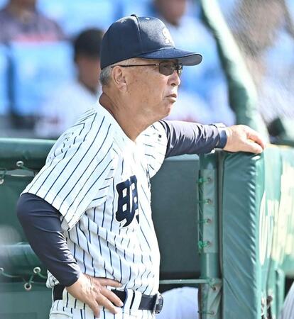 　サングラス姿で戦況を見守る馬淵監督（撮影・開出牧）