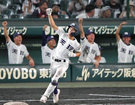 　４回、先制ソロを放ちガッツポーズをする天理・金本（撮影・飯室逸平）