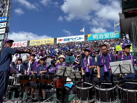 横手の応援団で埋まった一塁アルプス席
