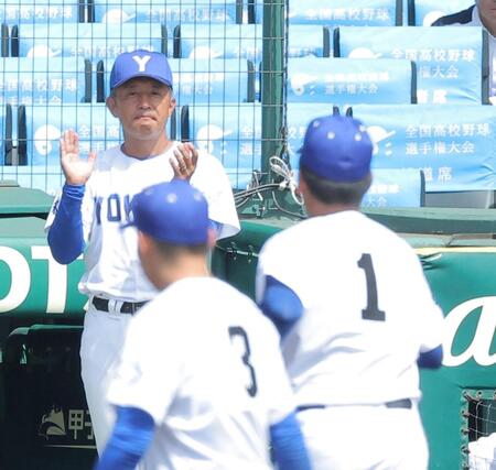 ８回、降板する横手・佐藤宙斗（１）に拍手を送る横手・山信田善宣監督（撮影・西田忠信）