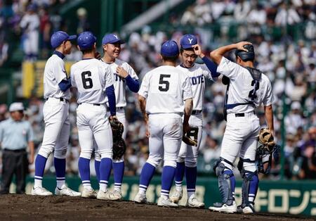 ３回表、ピンチでマウンドに集まる横手ナイン