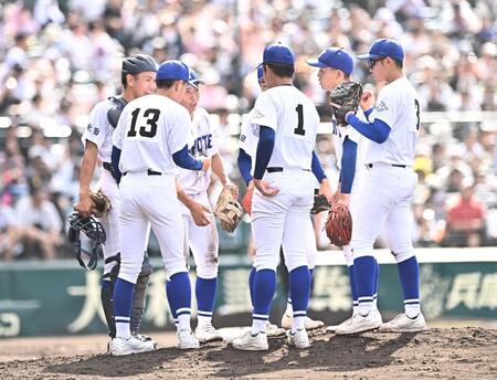 ３回、ピンチを迎えマウンドに集まる横手ナイン（撮影・開出牧）