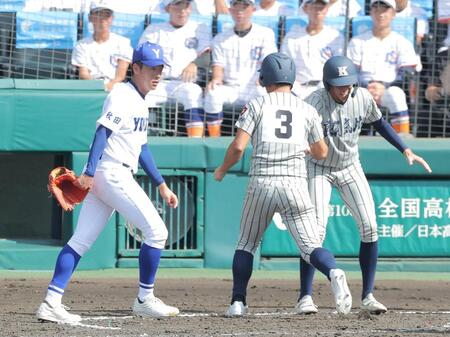 ３回、敦賀気比・五十子李壱の左前打と失策で２点を失った横手・佐藤宙斗（左）＝撮影・西田忠信