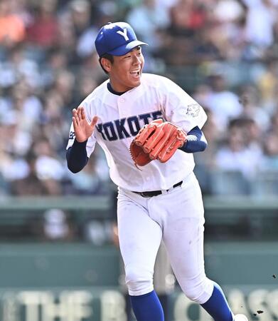 ３回、宮本颯を遊ゴロに打ち取り笑顔でグラブをたたく横手・佐藤宙斗（撮影・開出牧）